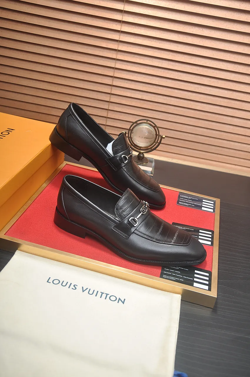 Men's men's shoes 💰540💶 [LV] (original single cowhide lining) 🍀LV's latest genuine leather business suit shoes are launched simultaneously on the official website. The first-layer cowhide imported from Italy is made of heavy gold, 💥official website 1:1 rubber outsole. Versatile to wear, high-end without losing class, and the color combination is extraordinary. This four-season style is alluring when worn on your feet, showing off your big-name flair. Standard code 38-45 (45 customized)